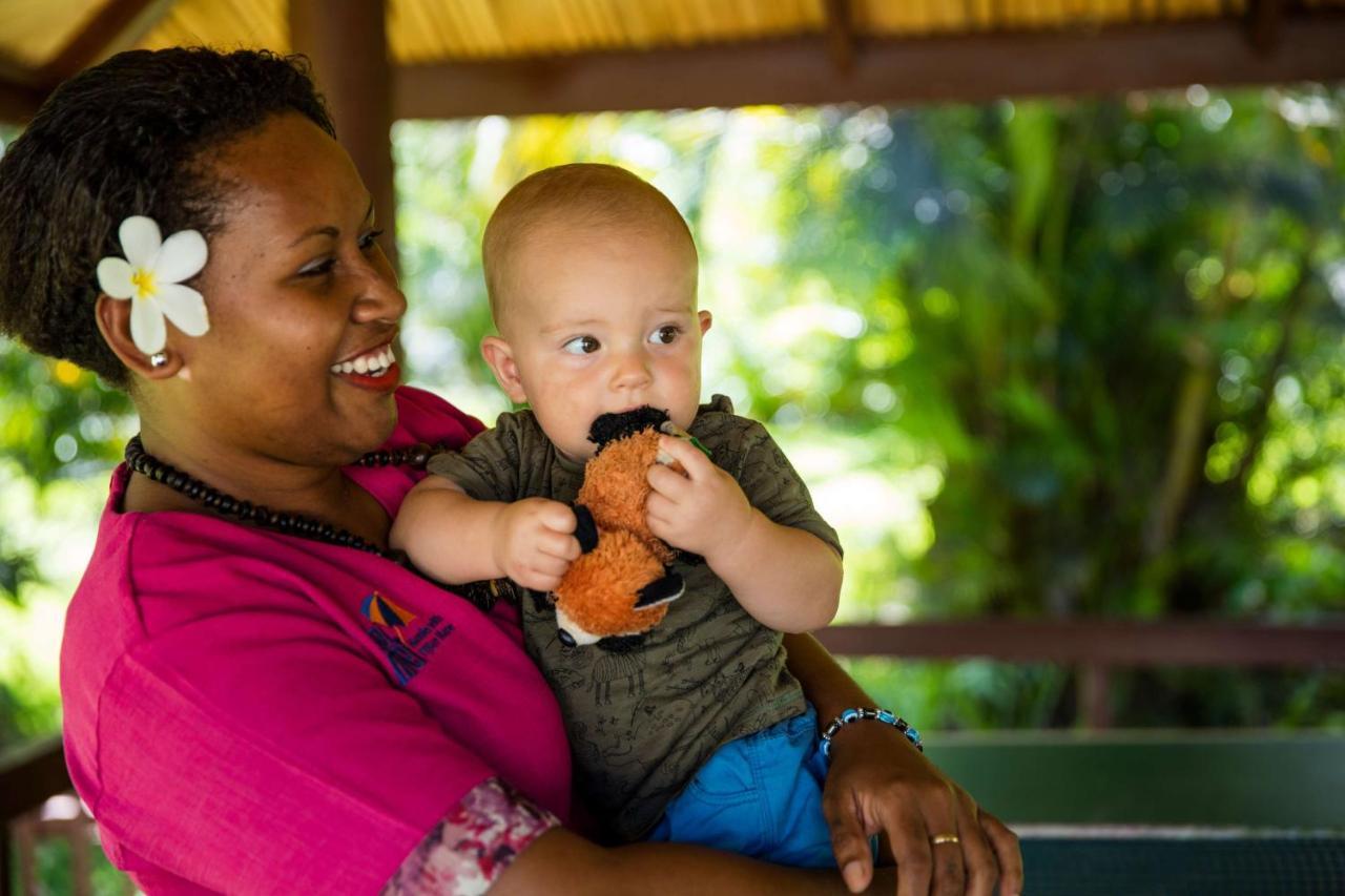 Outrigger Fiji Beach Resort Korotogo Екстер'єр фото A mother and child in the Marshall Islands