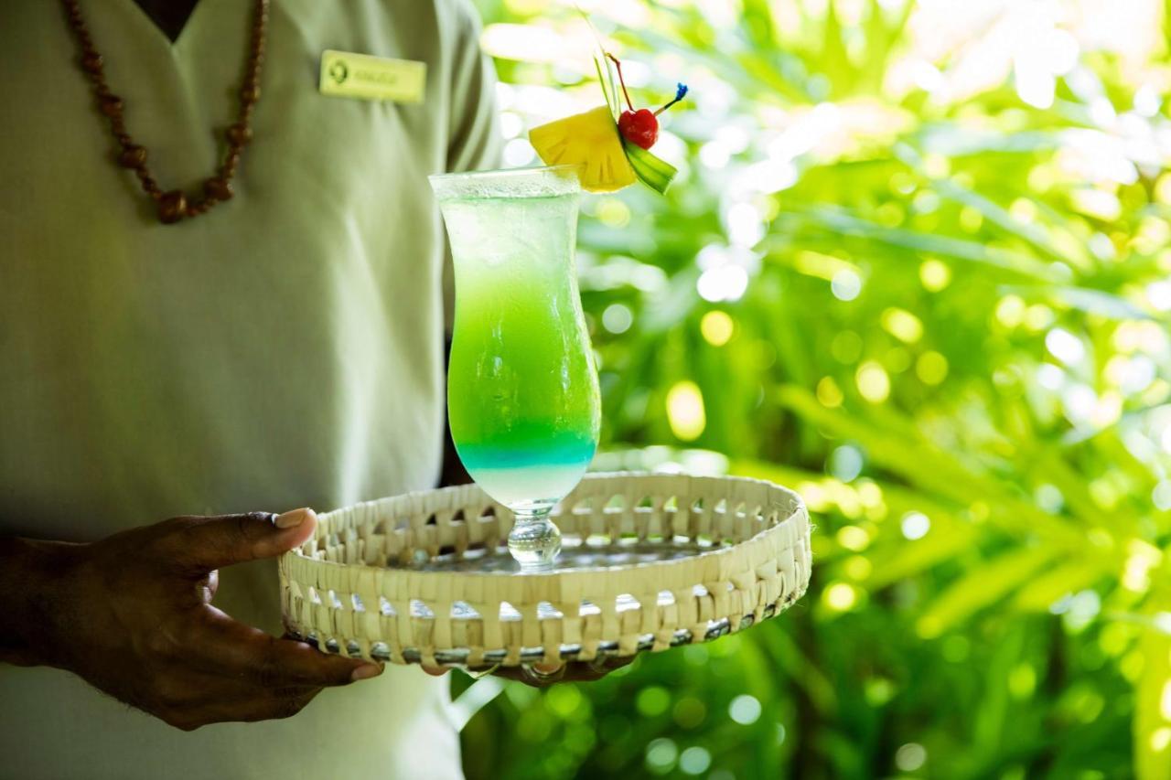 Outrigger Fiji Beach Resort Korotogo Екстер'єр фото A server holding a tray