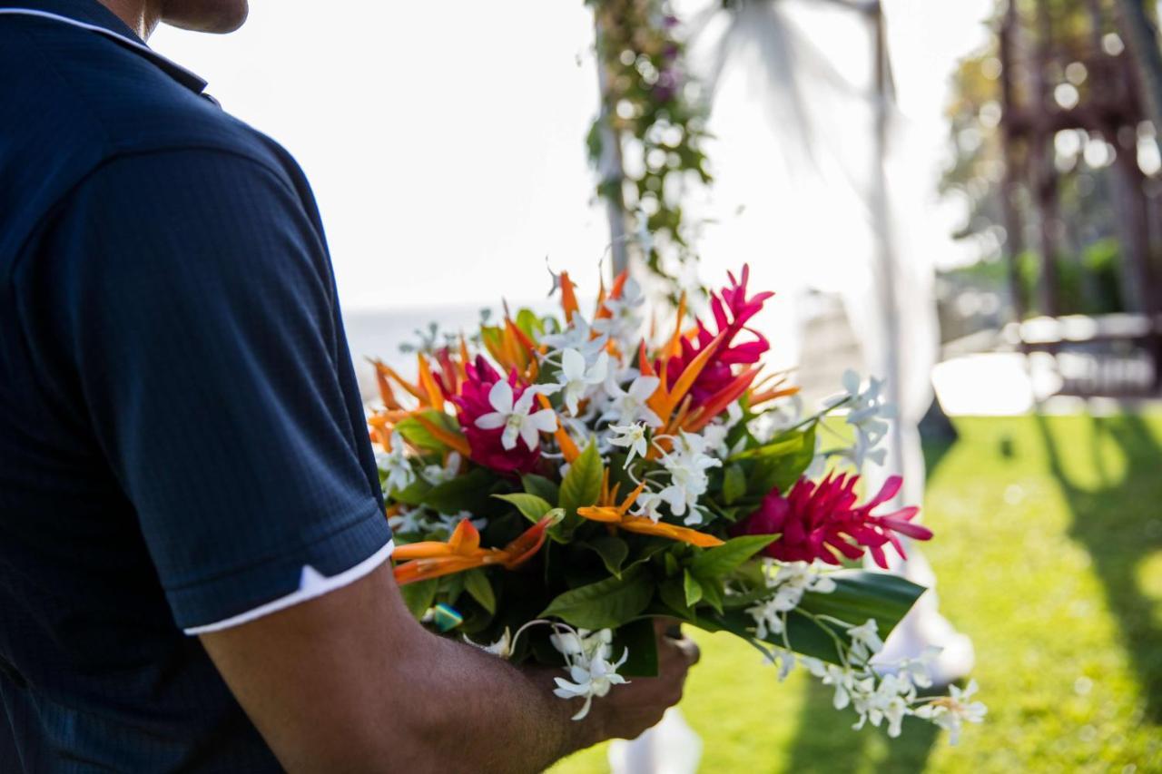 Outrigger Fiji Beach Resort Korotogo Екстер'єр фото A bouquet of tropical flowers