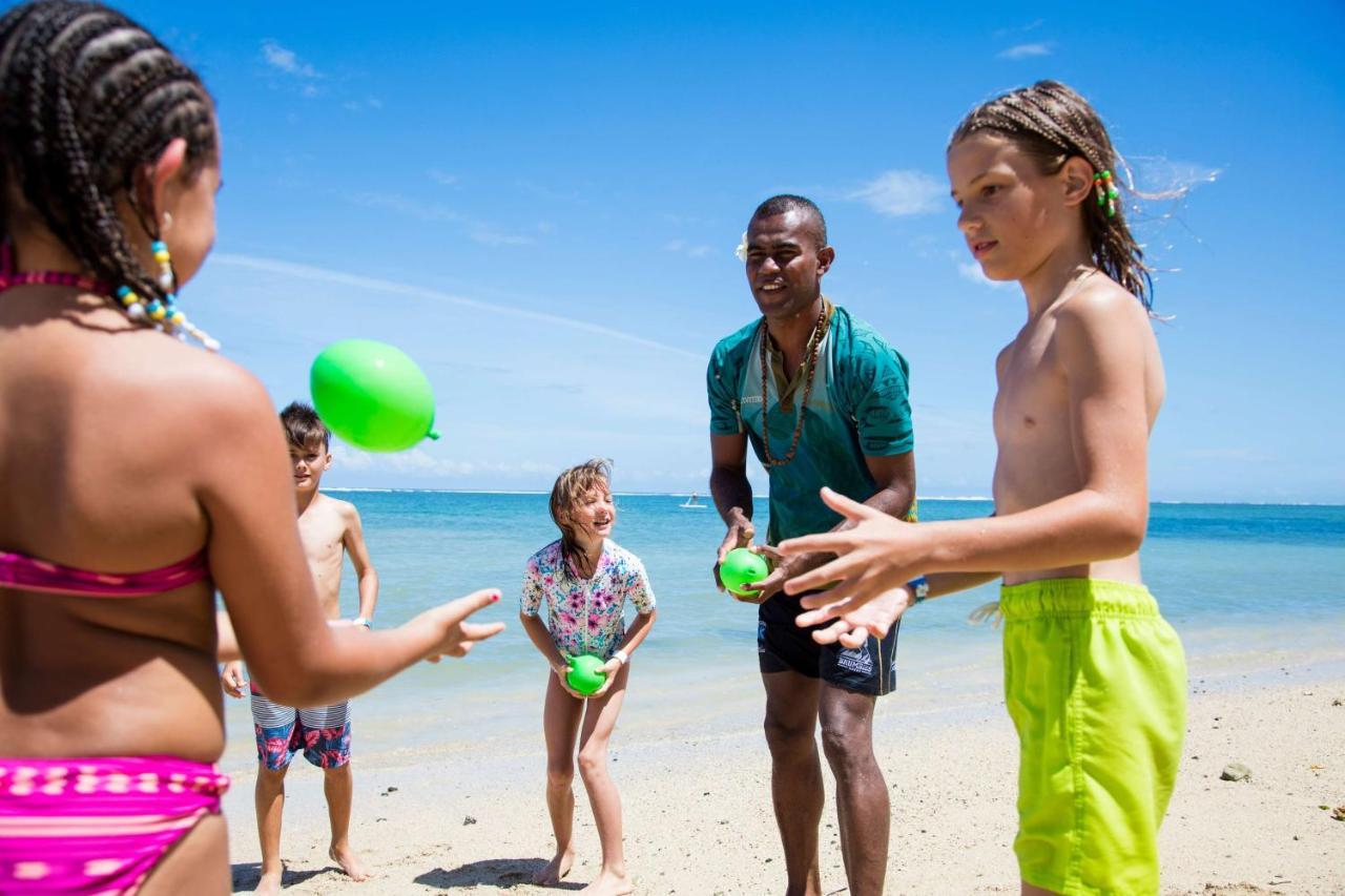 Outrigger Fiji Beach Resort Korotogo Екстер'єр фото Children playing with beach balls