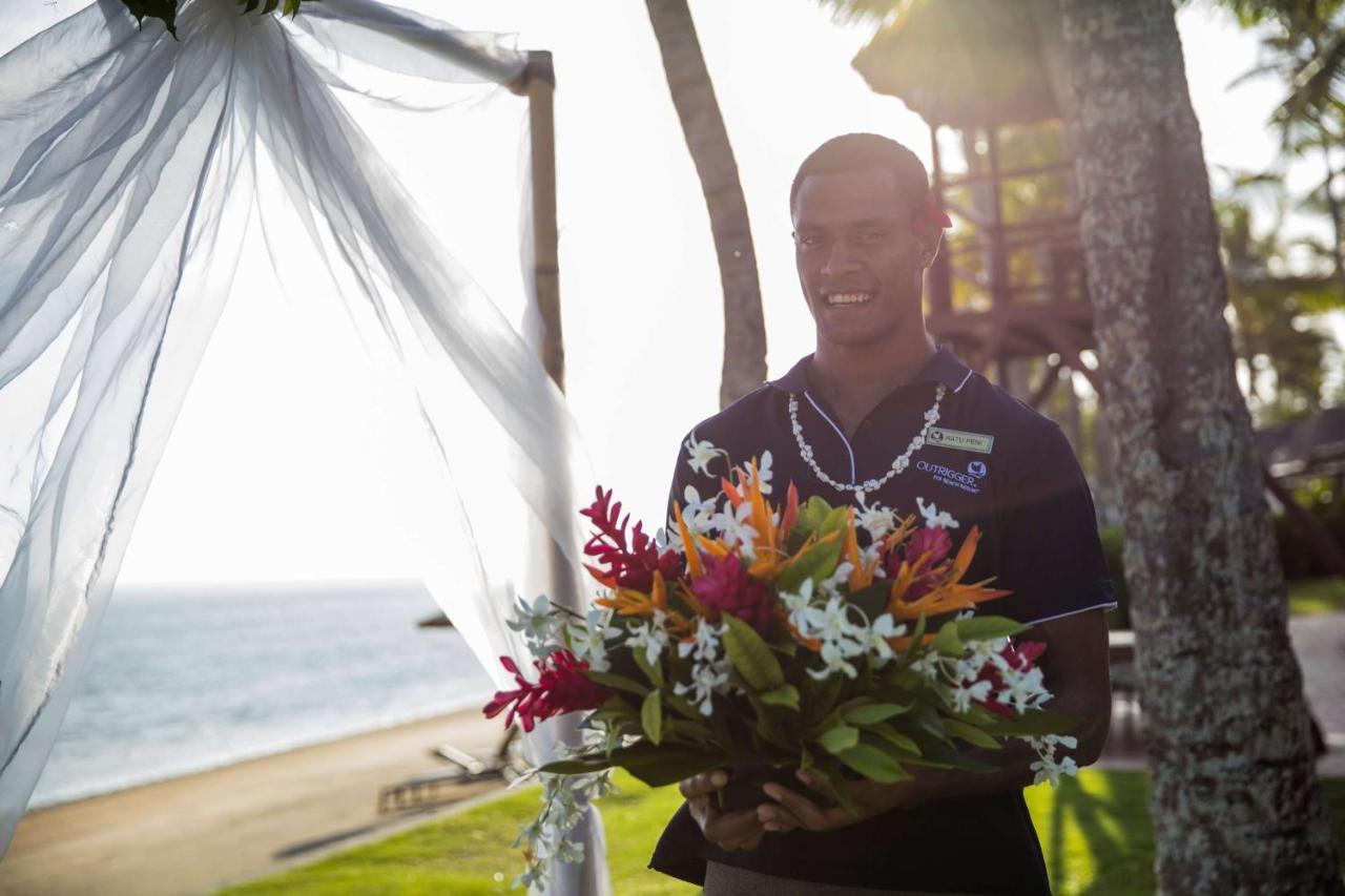 Outrigger Fiji Beach Resort Korotogo Екстер'єр фото A staff member at the Four Seasons Resort Maldives at the Landaa Giraavaru