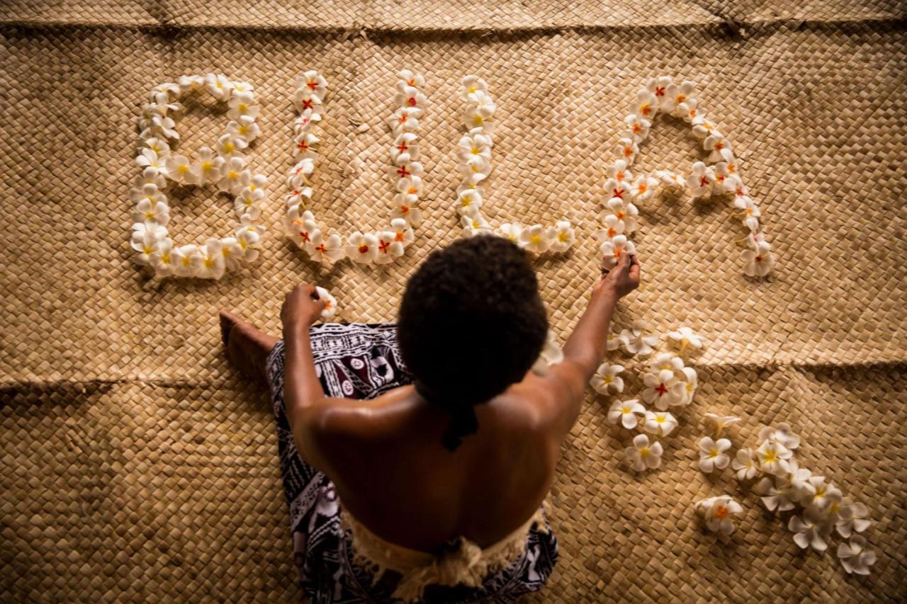 Outrigger Fiji Beach Resort Korotogo Екстер'єр фото A Samoan woman weaving a tapa