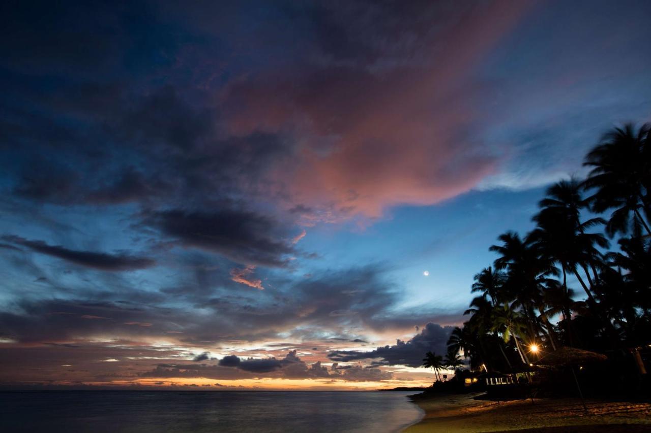 Outrigger Fiji Beach Resort Korotogo Екстер'єр фото Sunset at the beach