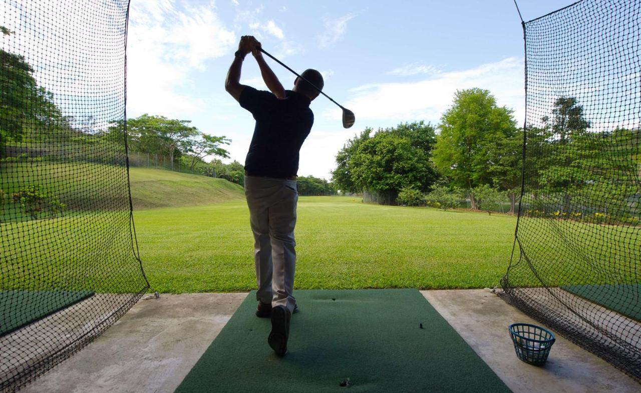 Outrigger Fiji Beach Resort Korotogo Екстер'єр фото A golfer practicing at a driving range