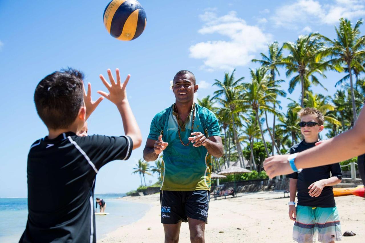 Outrigger Fiji Beach Resort Korotogo Екстер'єр фото Children playing beach volleyball